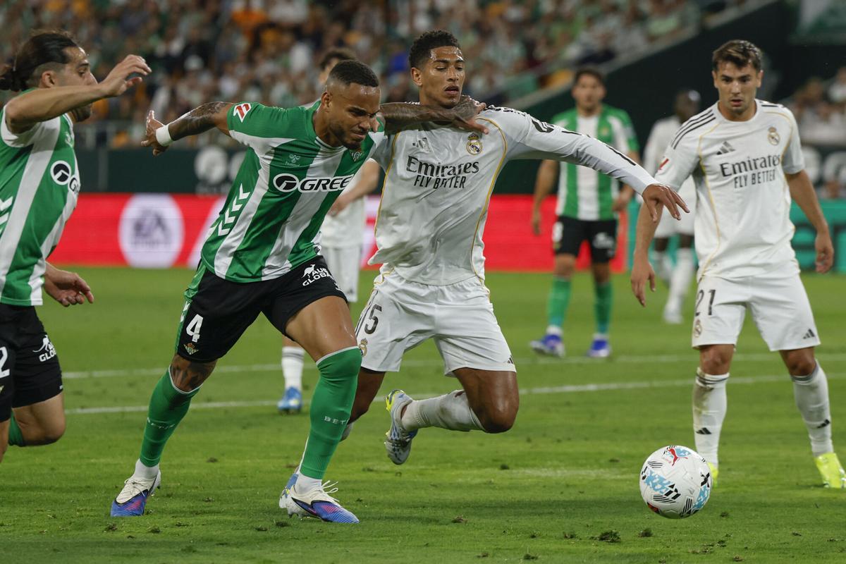 El defensa brasileño del Betis Natan de Souza (2i) lucha con el británico Jude Bellingham (2d), del Real Madrid, durante el encuentro correspondiente a la jornada 32 de LaLiga que disputan Real Betis y Real Madrid.