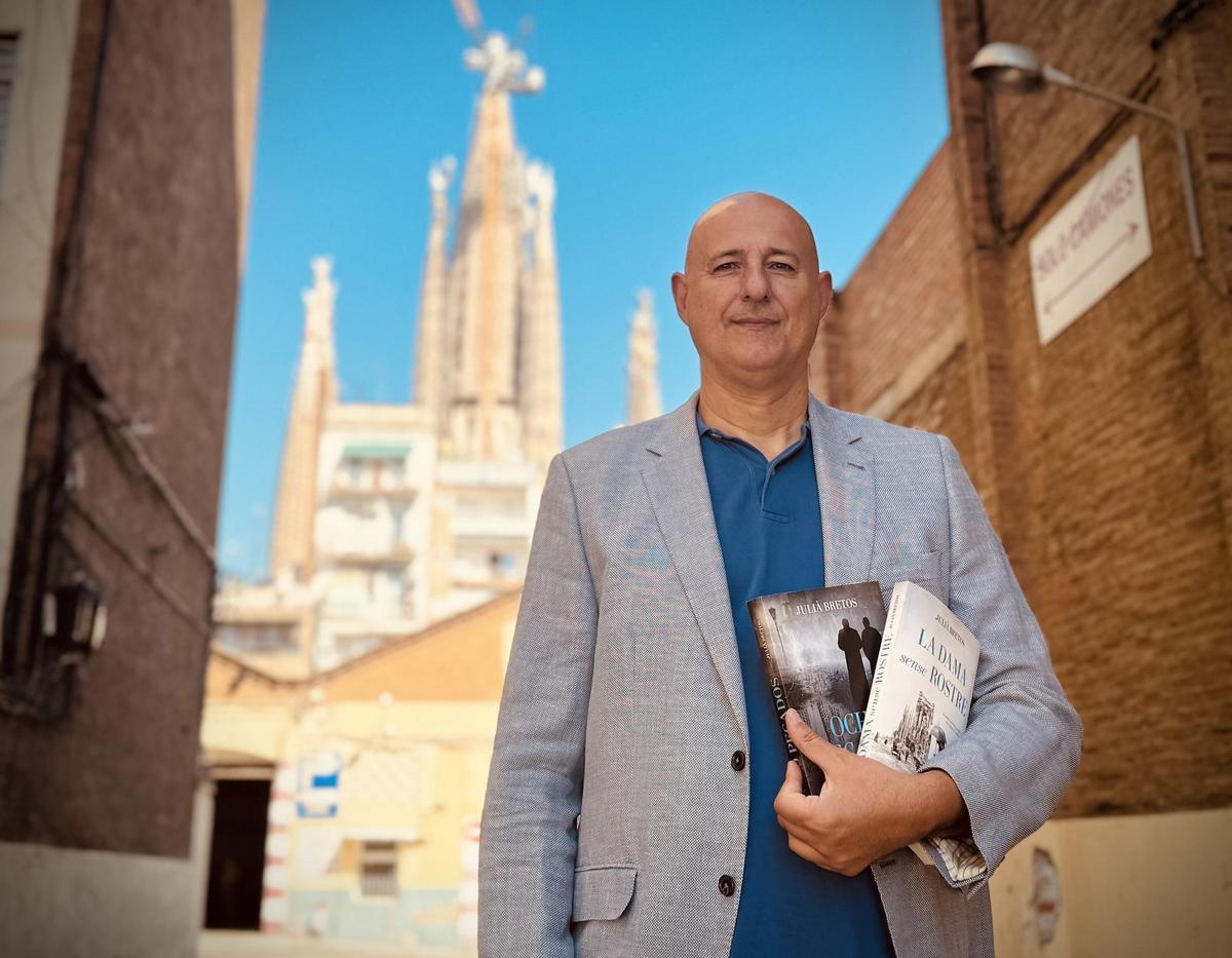 Julià Bretos, con dos de las historias noveladas de la Sagrada Família, fruto de sus investigaciones.