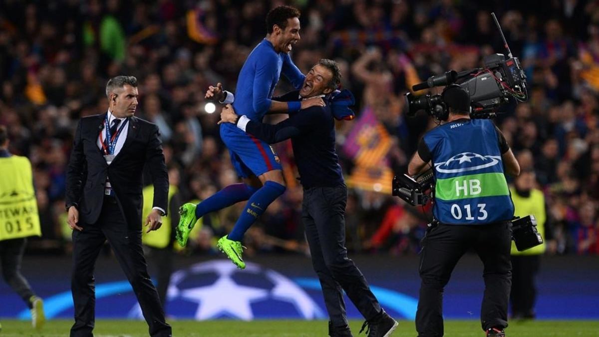 Neymar disfruta con Luis Enrique tras el paso a los cuartos de final de la Champions en el Camp Nou.