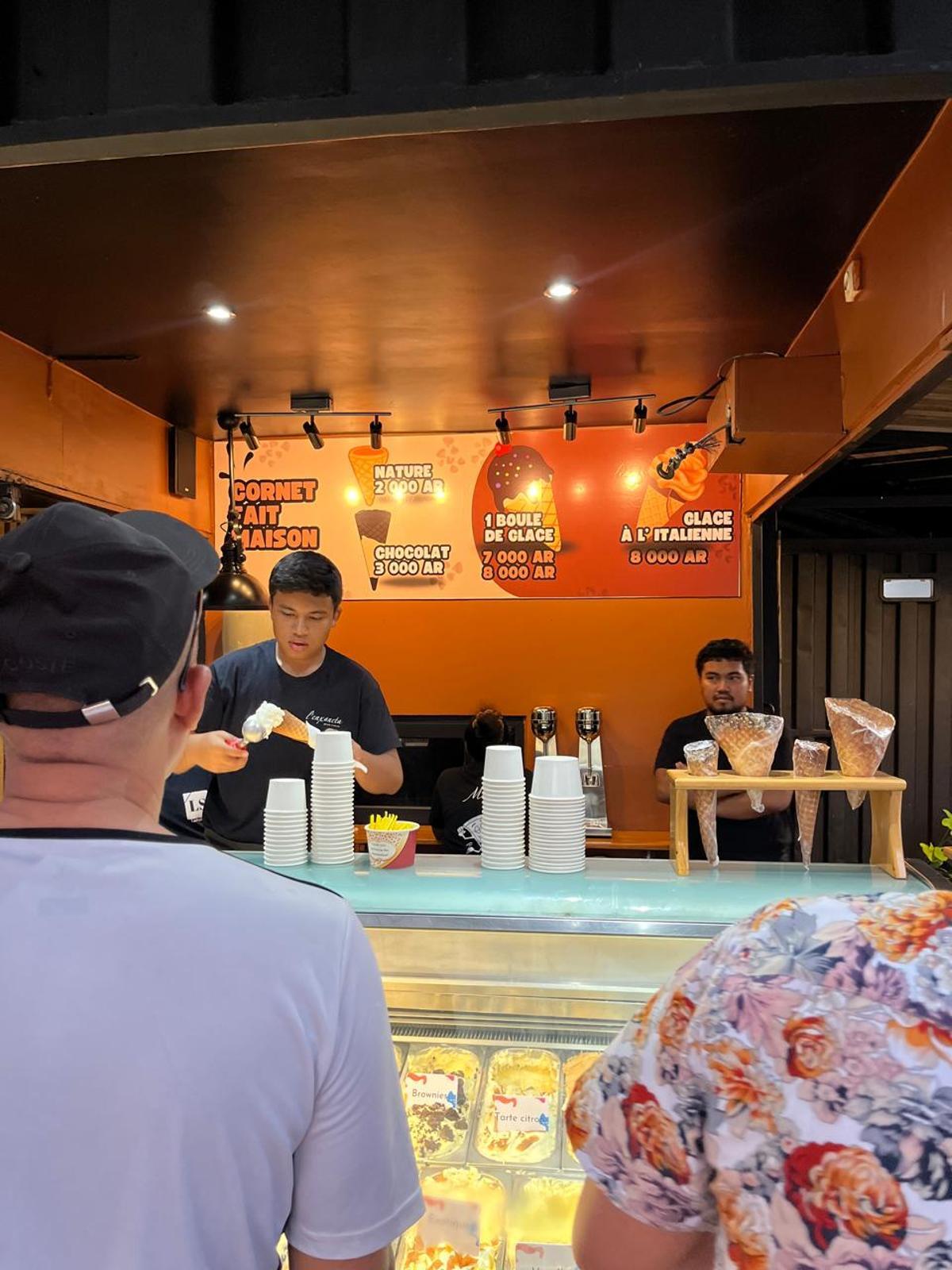 Interior d'una de les gelateries que l'Enxaneta té a Madagascar.