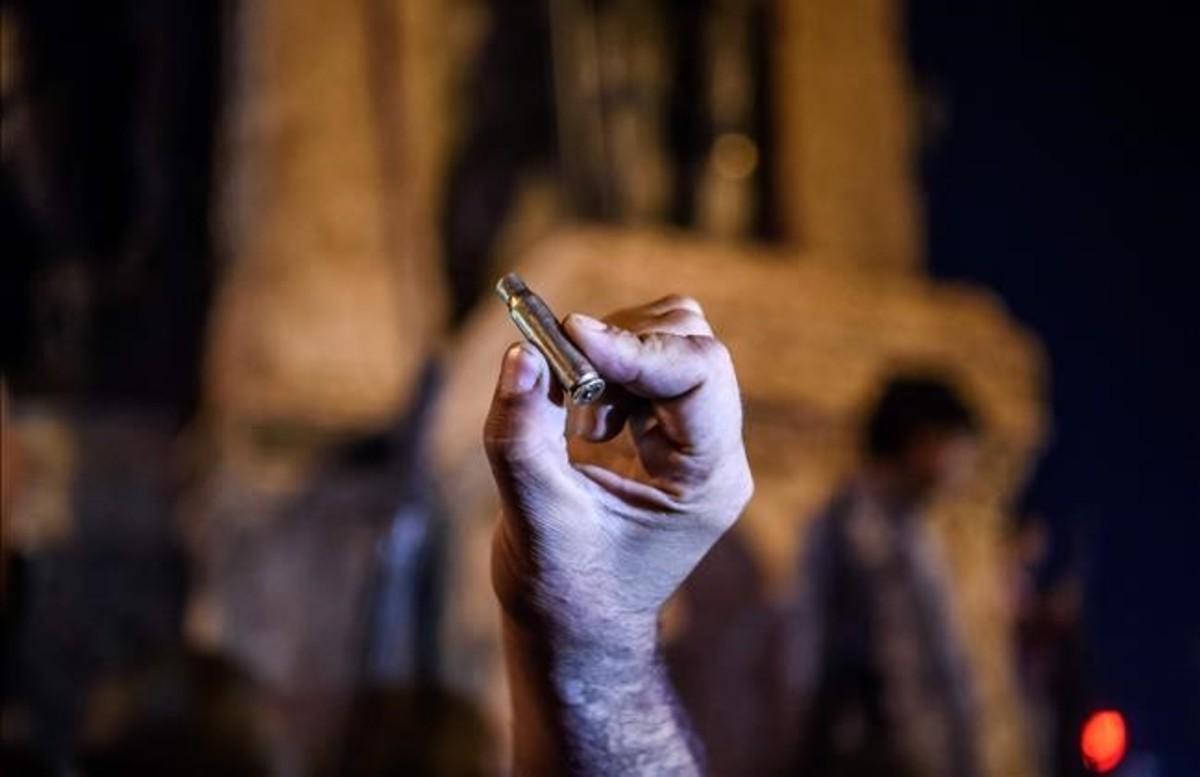 abertran34717736 topshot   a man holds a fired bullet at taksim square in ist160716103446