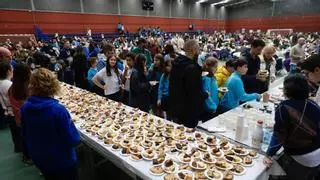 Multitudinaria merienda solidaria en los Jesuitas de Gijón