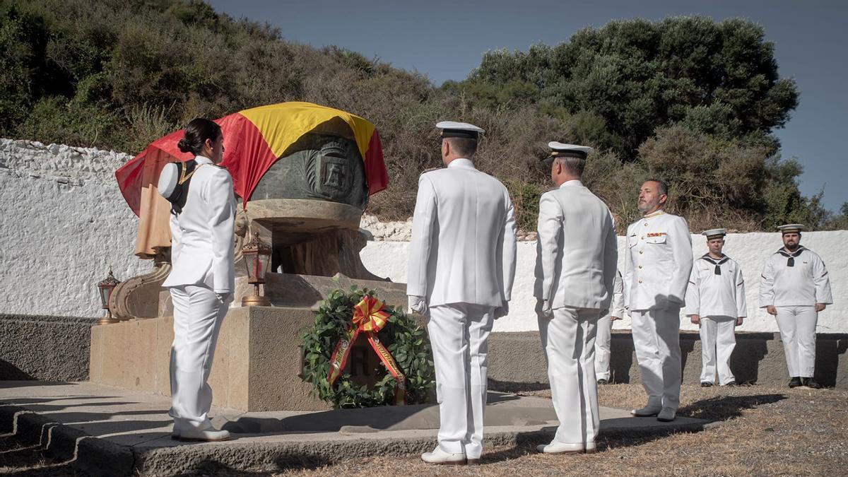 La ceremonia incluyó una ofrenda floral, un responso y la interpretación de una marcha fúnebre por la banda del Tercio de Levante