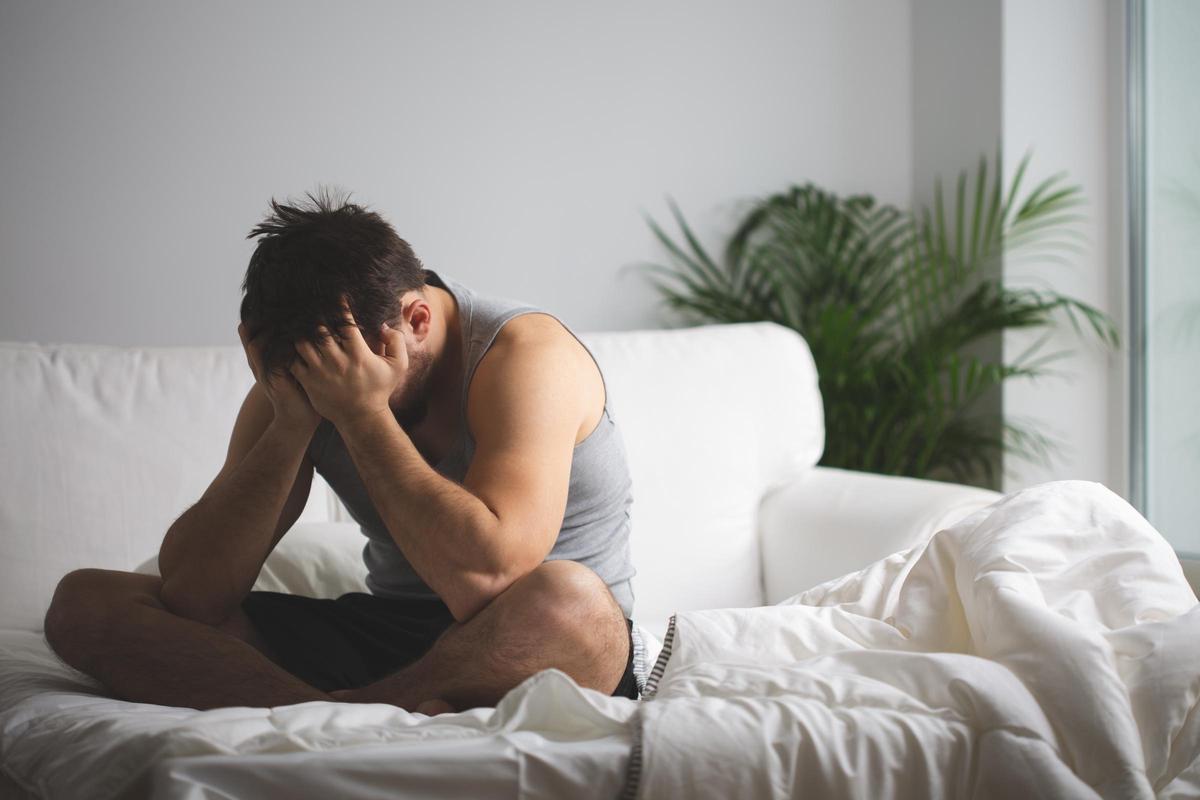 Un hombre con problemas para dormir