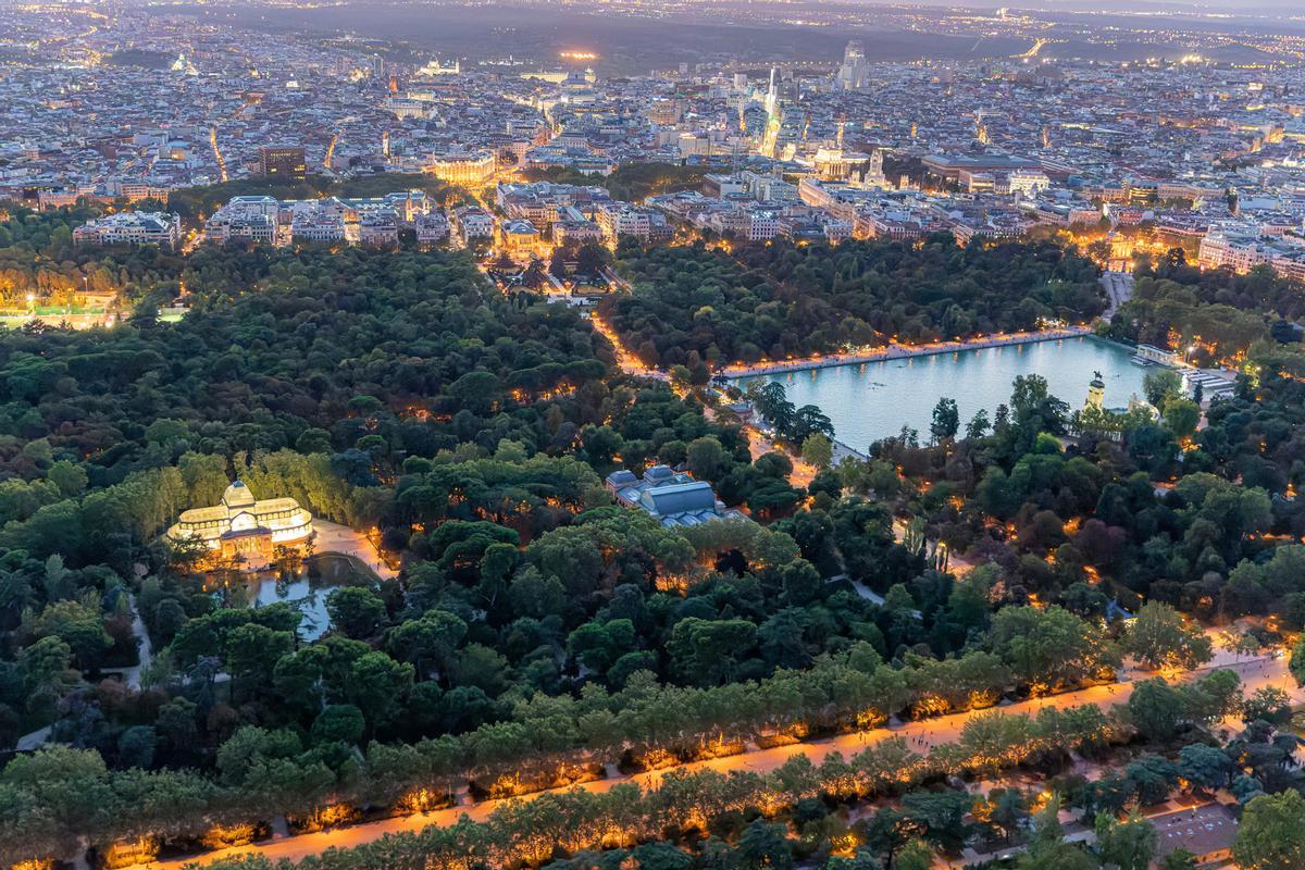 Vista aérea del Parque del Retiro con Madrid de fondo
