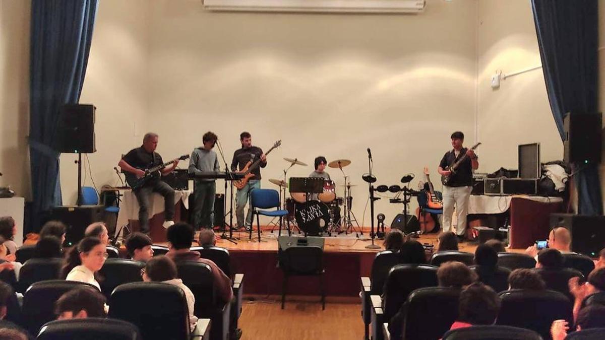 Actuación de estudiantes de la Escuela Municipal de Música en el IES Cangas del Narcea.