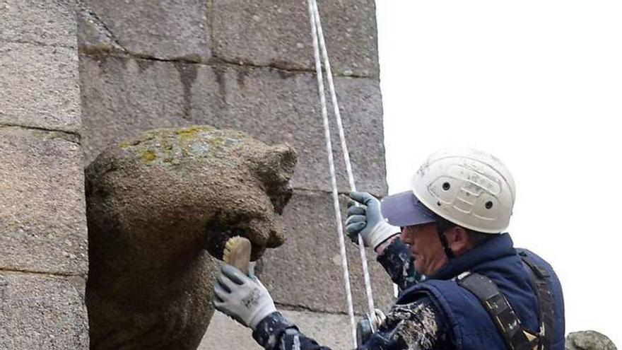 Trabajos ayer sobre la fachada principal del edificio. // Rafa Vázquez