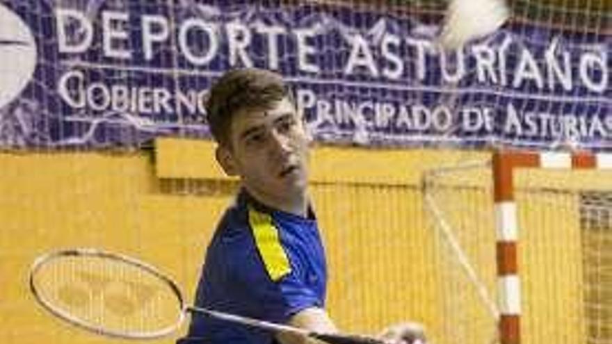 Un jugador entrena en el Centro de Bádminton de Oviedo.