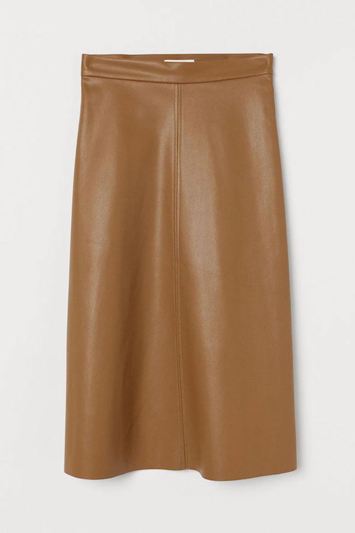 Falda 'midi' en polipiel marrón, de H&M