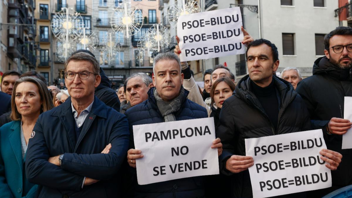 El líder del Partido Popular, Alberto Núñez Feijóo (2i), y la secretaria general del partido, Cuca Gamarra (i), asisten a la concentración &quot;Pamplona no se vende&quot;, este domingo en Pamplona.