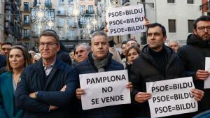 El líder del Partido Popular, Alberto Núñez Feijóo (2i), y la secretaria general del partido, Cuca Gamarra (i), asisten a la concentración Pamplona no se vende, este domingo en Pamplona.