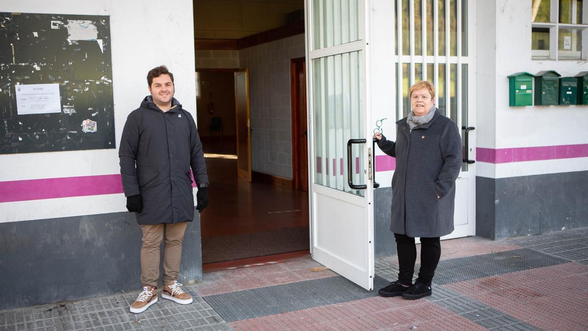 Los concejales, Pelayo Suárez y Pilar Cuesta, en la puerta de acceso al inmueble.