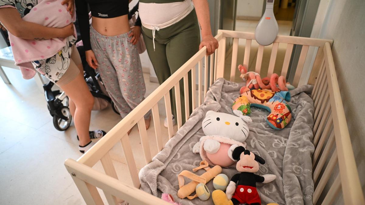 "No tenemos dónde ir": la desesperación de una madre con 5 menores obligada a abandonar la vivienda del Patronato en la que residen en Alicante