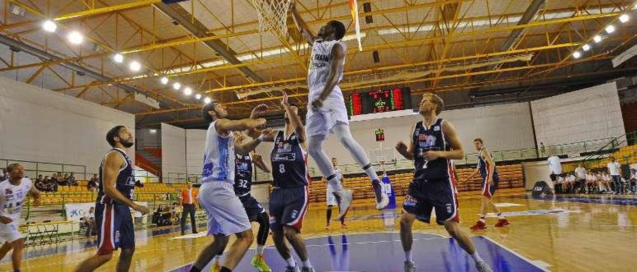 Un lance del partido entre el Marín y el Obradoiro. // J.Regal