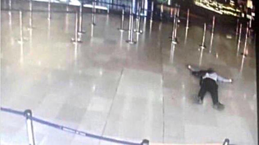 El atacante en el aeropuerto de Orly tras ser abatido.