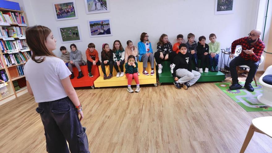 David Acera, a la derecha, durante la clase impartida en la biblioteca del colegio Veneranda Manzano a alumnos de cuarto de Primaria.