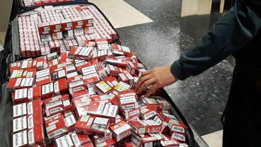 Un pasajero de Manises oculta 2.202 cajetillas de tabaco en sus maletas