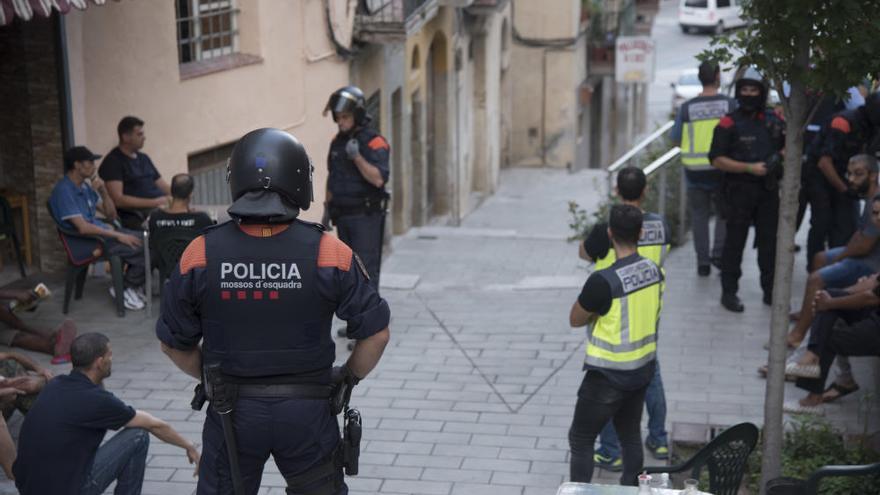 Gran batuda policial en un bar del Barri Antic de Manresa per buscar delinqüents habituals