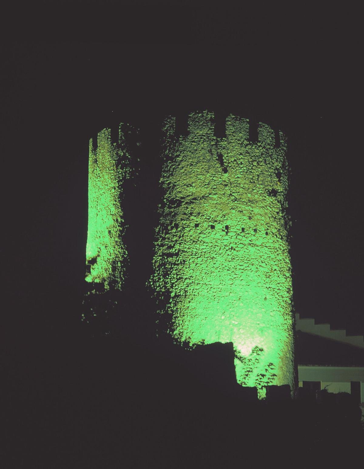 La Torre de Llanes, iluminada de verde.