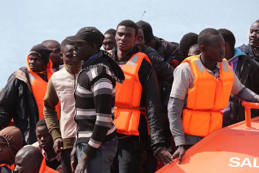 Trasladan al puerto de Málaga a 54 inmigrantes de una patera