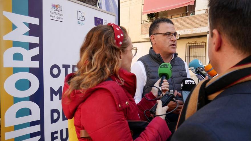 El teniente de alcalde de Benidorm se entera de que le ha tocado un quinto premio en plena rueda de prensa