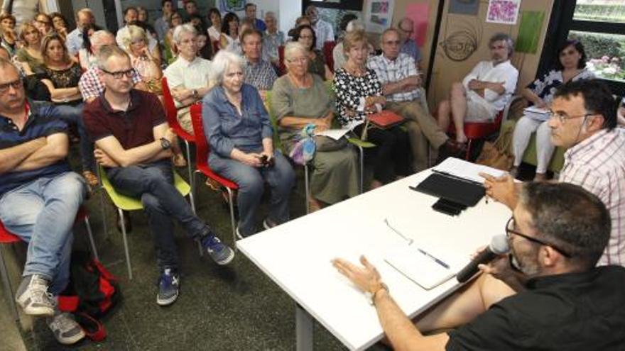 Reunió dels veïns amb el regidor de Paisatge, Narcís Sastre.