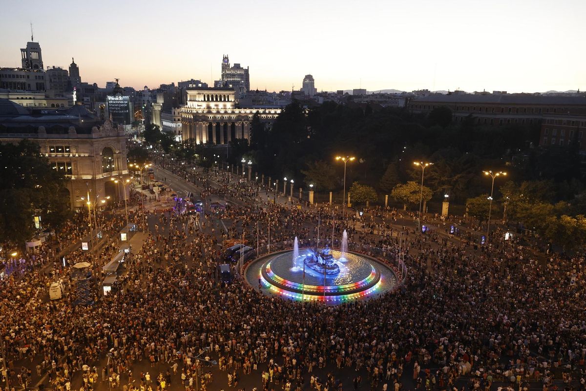 MADRID, 09/07/2022.- Vista de la manifestación del Orgullo 2022, que este sábado recorre las calles de Madrid bajo el lema “Frente al odio: visibilidad, orgullo y resiliencia”, con la ley trans y un pacto social contra los discursos de odio como principales reivindicaciones.- EFE / Emilio Naranjo