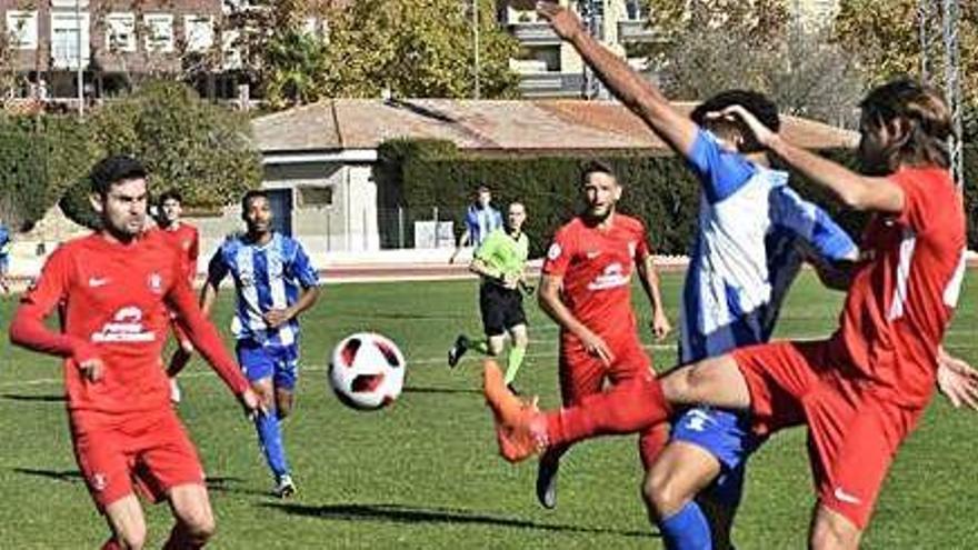 Gonzalo y Javi García, de la UD Ibiza, pugnan por un balón ante un rival del Jumilla.