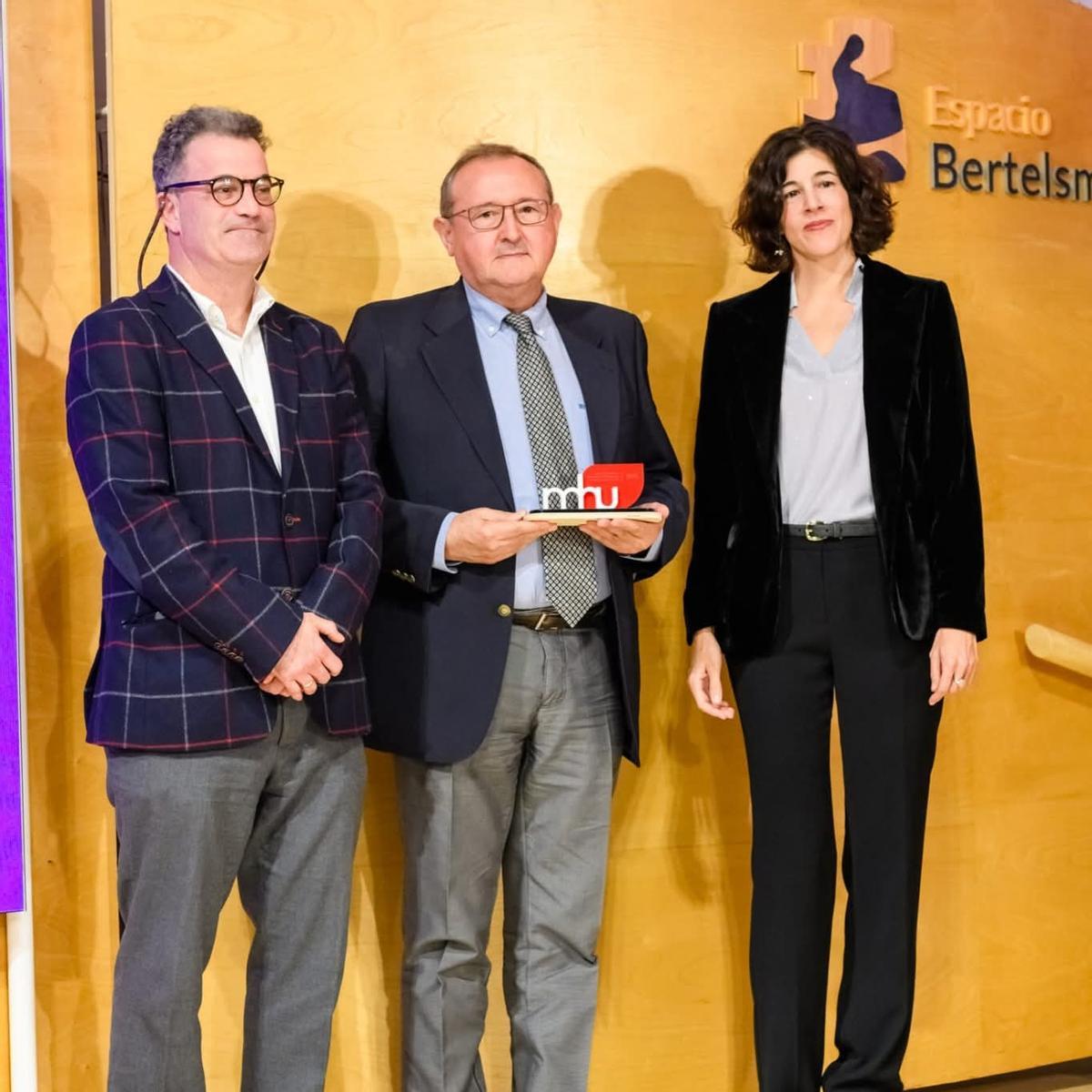 Pascual Sanz Bigorra recibe el premio a la mejor trayectoria profesional en el ámbito de las enfermedades raras del año 2025 .