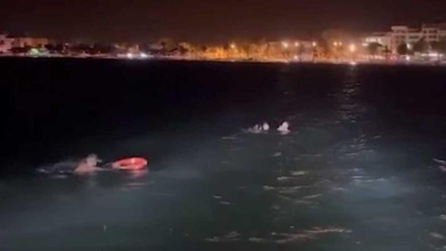 Dos mossos i un policia local salven un jove de 19 anys que va caure al mar des de l&#039;espigó de Roses