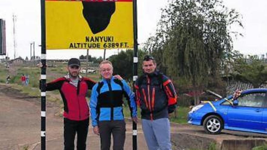 Diferentes instantáneas del viaje a Kenia de «Guto», Rodríguez y Zarabozo. A la izquierda, en Nanyuki; en el centro, en la reserva; y a la derecha, junto a un mono. / fotos cedidas por agustín muñiz