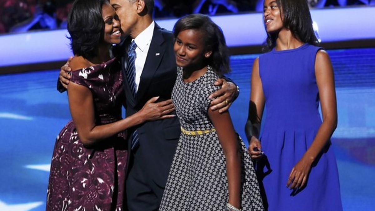 Barack Obama, tras su discurso de anoche en Charlotte, rodeado por su esposa, Michelle, y por sus hijas Sasha y Malia (derecha).