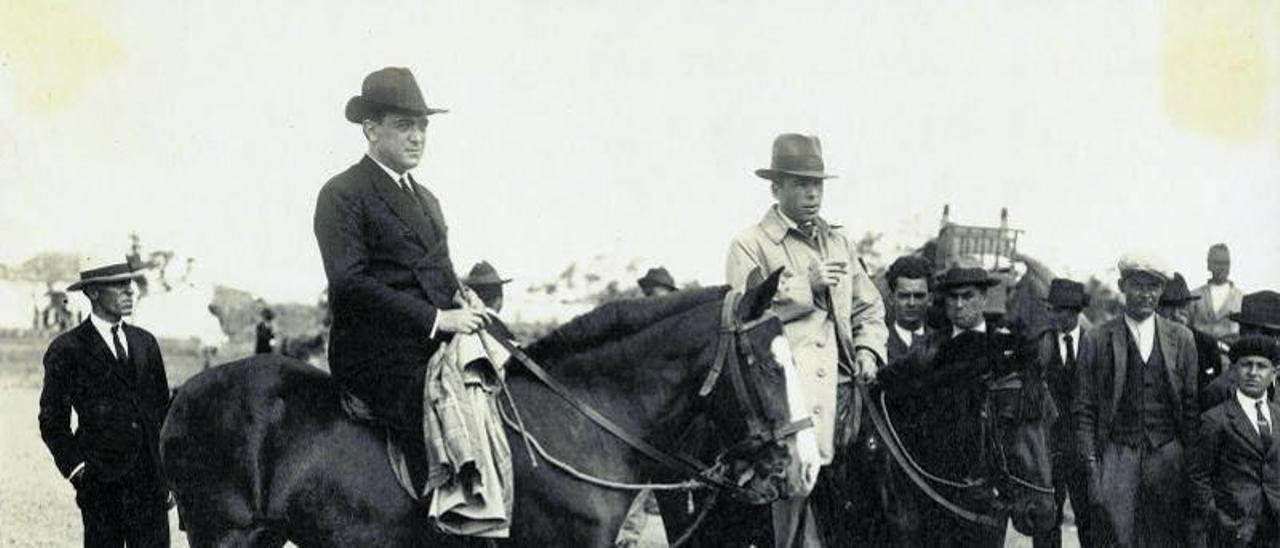 Laureano De Armas (con gabardina), presidente del Cabildo grancanario, y Antonio Marín Acuña, gobernador civil de Las Palmas, en 1928, en una visita a Lanzarote  y Fuerteventura . (L)  | TEODORO MAISCH/MUSEO CANARIO