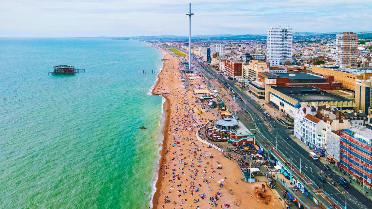 El ferrocarril eléctrico más antiguo del mundo recorre un encantador paseo victoriano en Inglaterra
