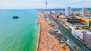 El ferrocarril eléctrico más antiguo del mundo recorre un paseo marítimo victoriano y supone uno de los paseos más curiosos de Inglaterra