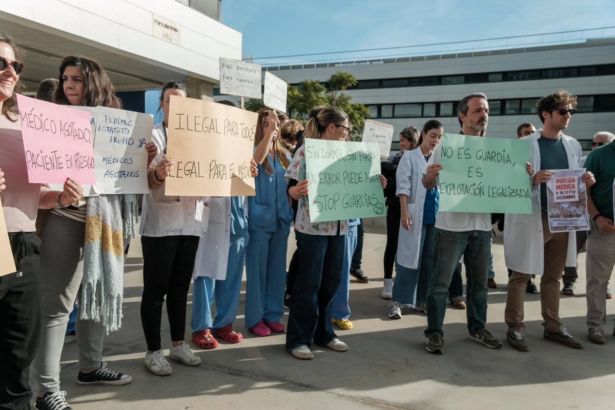 Todas las fotos de la concentración de médicos en el Hospital de Ibiza