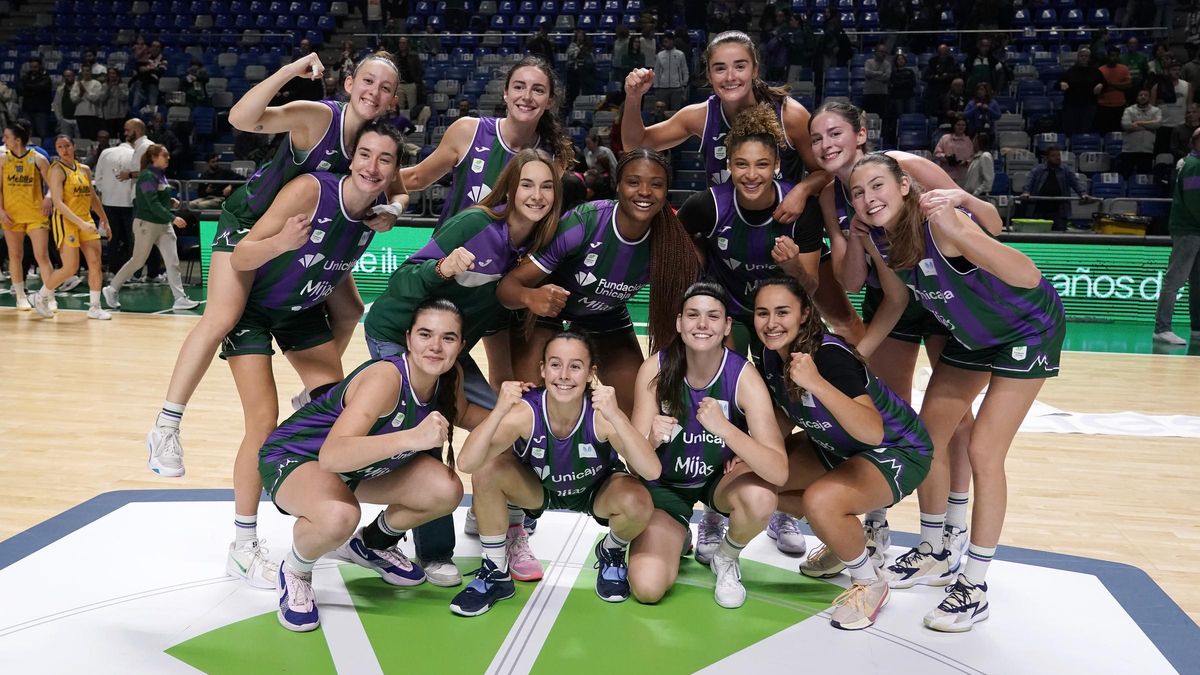 El Unicaja Mijas celebra su victoria en el Martín Carpena.