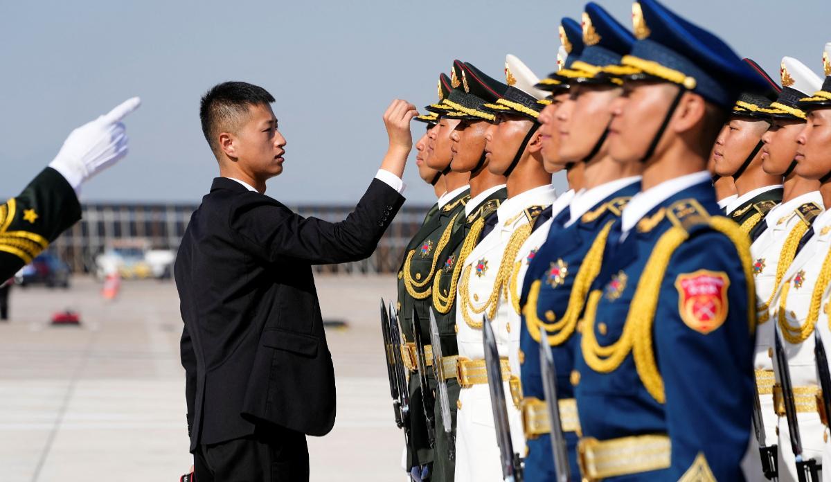La guardia de honor se prepara para la llegada del primer ministro camboyano Hun Manet al Aeropuerto Internacional Capital de Beijing, antes del Tercer Foro de la Franja y la Ruta en Beijing, China, el 16 de octubre de 2023.