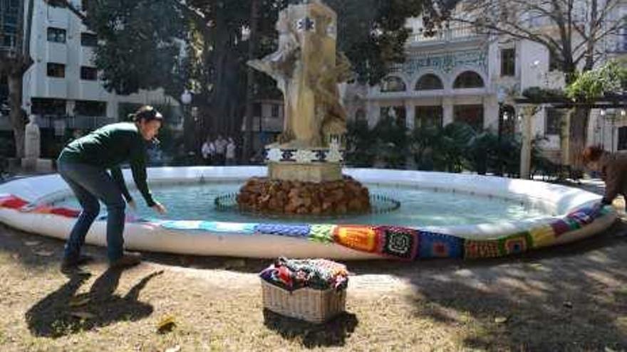 Adornos de ganchillo en la fuente de Gabriel Miró.