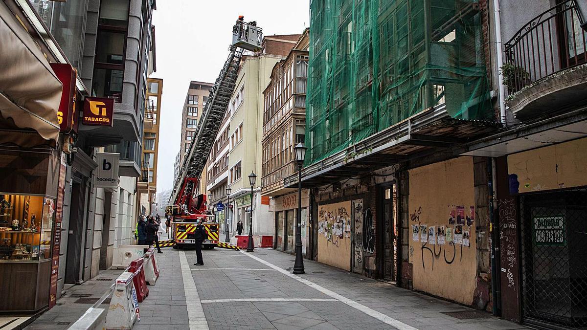 El Ayuntamiento corta al tráfico la calle de San Torcuato por seguridad.| Nico Rodríguez y F. G. 