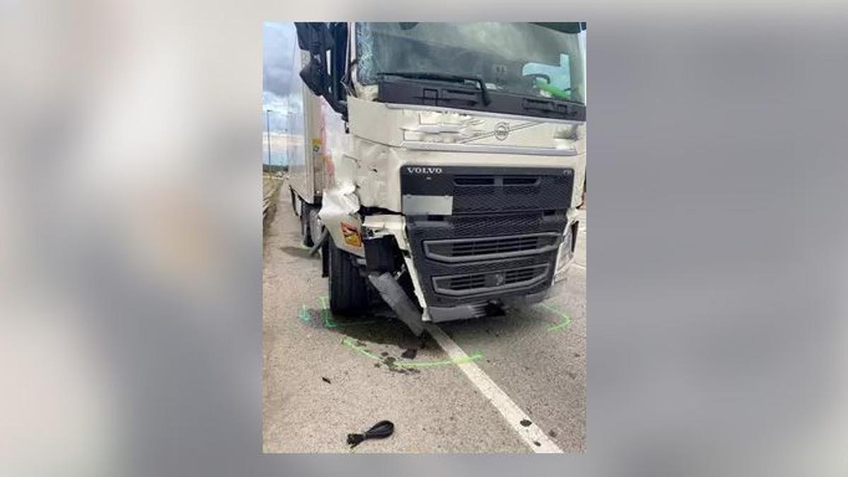 Imagen de la parte frontal del camión que ha provocado un accidente mortal en La Jonquera este fin de semana