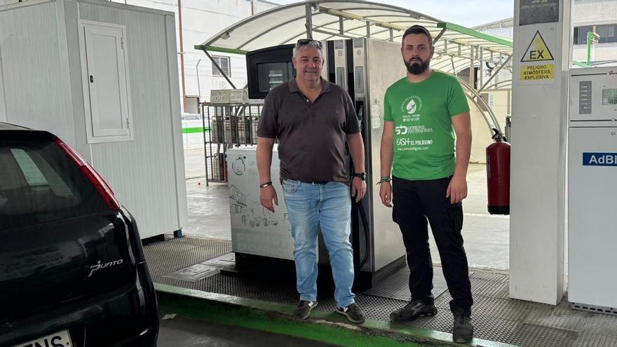 José Yáñez (izquierda) junto a un empleado en su gasolinera de Montoro.