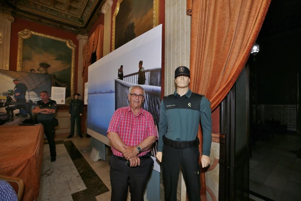 La Sociedad Casino de Torrevieja acoge hasta el lunes una exposición fotográfica de Manuel Lorenzo con motivo del 175 aniversario de la Guardia Civil. La inauguración el martes estuvo precedida por un