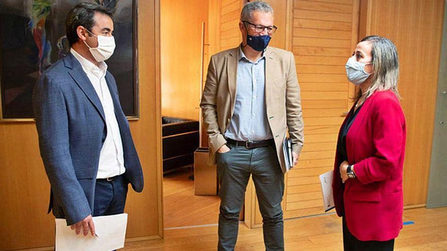 Juan Vidal, Ignacio Maestro y Ethel Vázquez, ayer en la sede de la consellería.