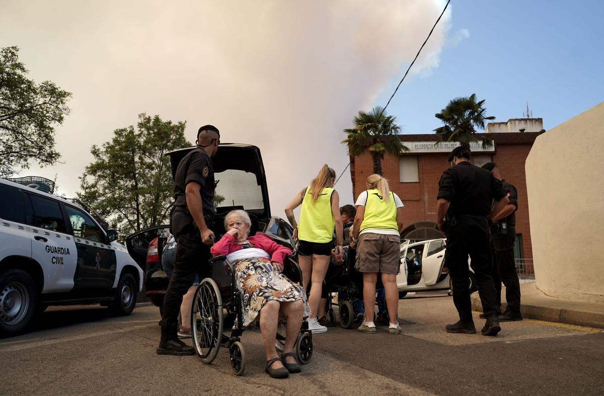 Navas del Rey, la Guardia Civil desaloja a ancianos de una residencia en Navas del Rey.
