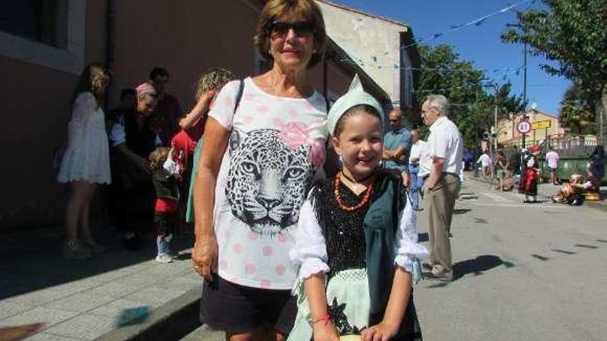 Marisa Fernández Álvarez, junto a su nieta Miriam Gudín Vega.