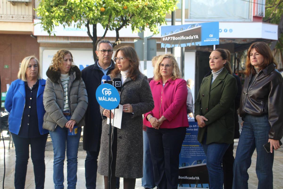 Patricia Navarro, y otras dirigentes del PP, durante el acto en Fuengirola en el que ha exigido la inspección de toda la red ferroviaria de Málaga.