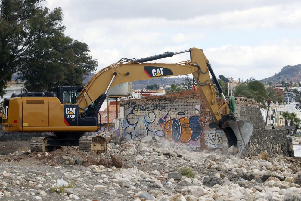 Trabajo de demolición de las antiguas pistas de tenis e instalaciones sin uso de los Baños del Carmen.