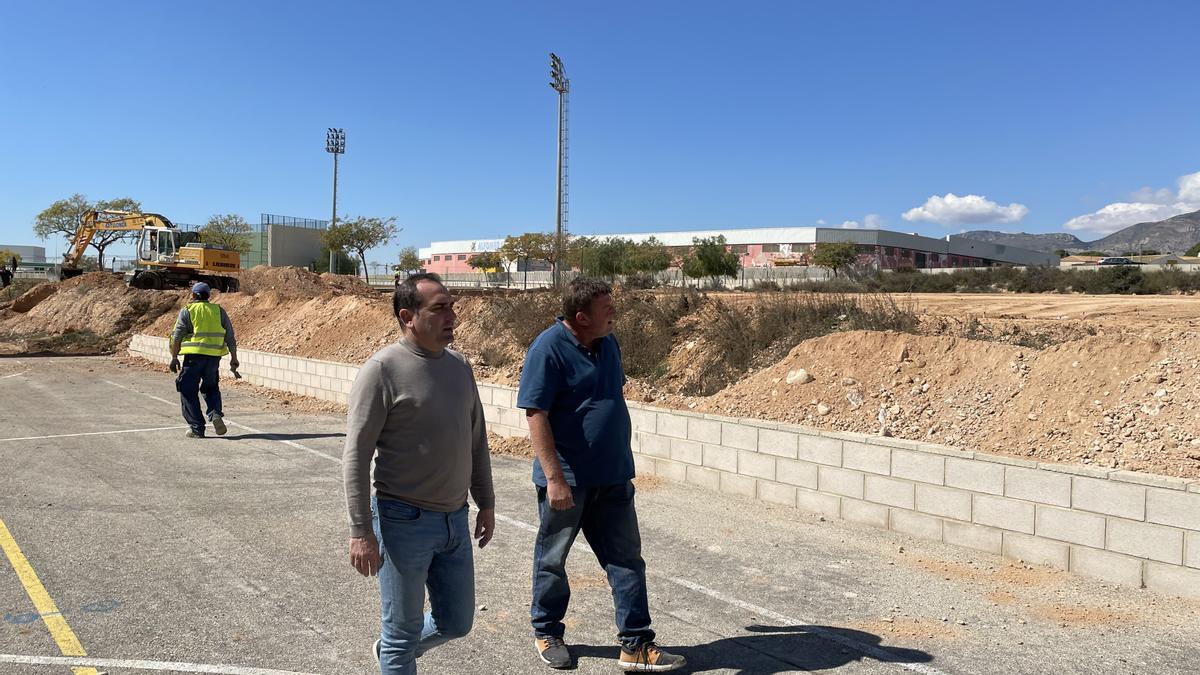 El concejal Marcelino Giménez durante la visita a las obras de construcción de las pistas de arena de playa y de pádel en el Complejo Polideportivo Félix Candela Crevillent