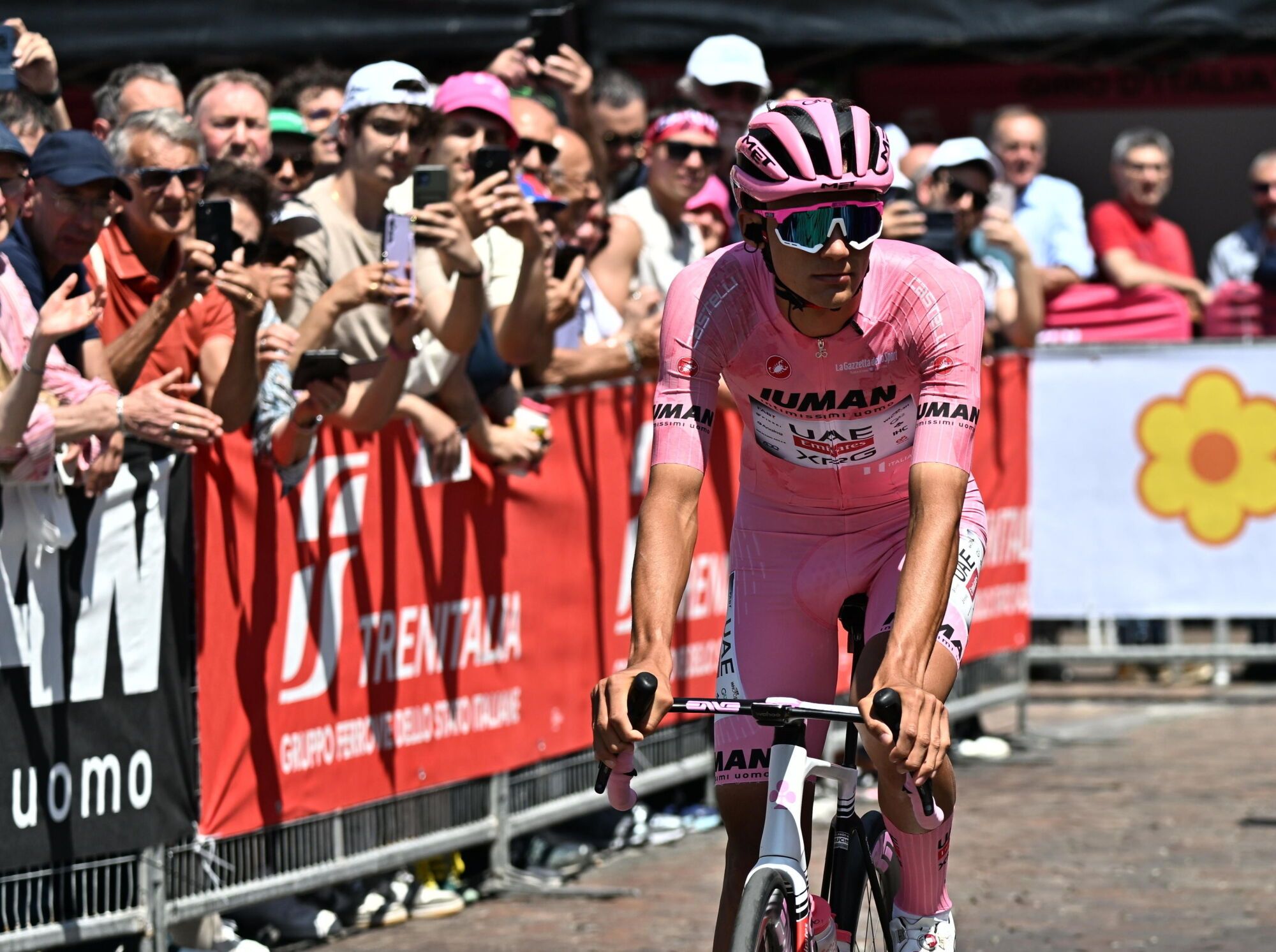 BIELLA (Italy), 30/05/2025.- Mexican rider Isaac Del Toro of UAE Team Emirates XRG wearing the overall leader's pink jersey, arrives to the start of 19th stage of the Giro d'Italia cycling race over 166 km from Biella to Champoluc, Italy, 30 May 2025. (Ciclismo, Italia) EFE/EPA/LUCA ZENNARO